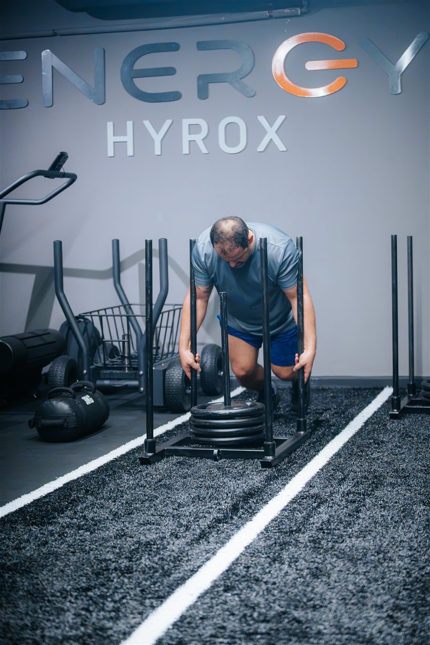 Atleta treinando com trenó no espaço HYROX da Energy Arena